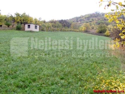 Pozemky na prodej: Udržovaná zahrada poblíž Újezda u Brna, mírný JV svah