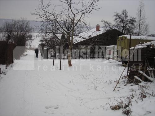 Pozemky na prodej: Zahrada 600 m2 s dřev. chatkou, el., vl. studna, P5 - Lipence
