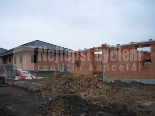 Domy na prodej: Prodej RD (hrubá stavba) v Tymákově